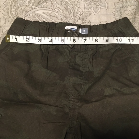 Old Navy Boys Camo Shorts - Picture 2 of 4